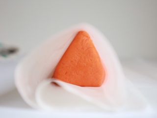 超萌胡萝卜小饼干（芝士口味）,整理成三角形，最好不要是等边三角形。胡萝卜的身子稍微长一点比较可爱～
虽然我做的就比较方(-᷅_-᷄)
整形好的面团放到冰箱冷冻一小时左右