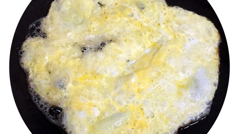 苦瓜炒蛋,锅加热倒入油，倒入鸡蛋，煎好起锅先放盘子
（如果想鸡蛋嫩一点可以在鸡蛋里加一点酒，煎的时候火不要太大）