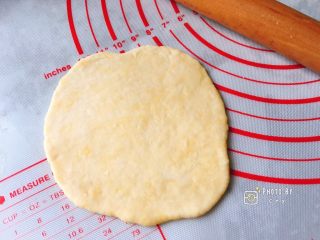 咸香芝麻饼,分割成45g的小面团，擀成正方形或者圆形。
