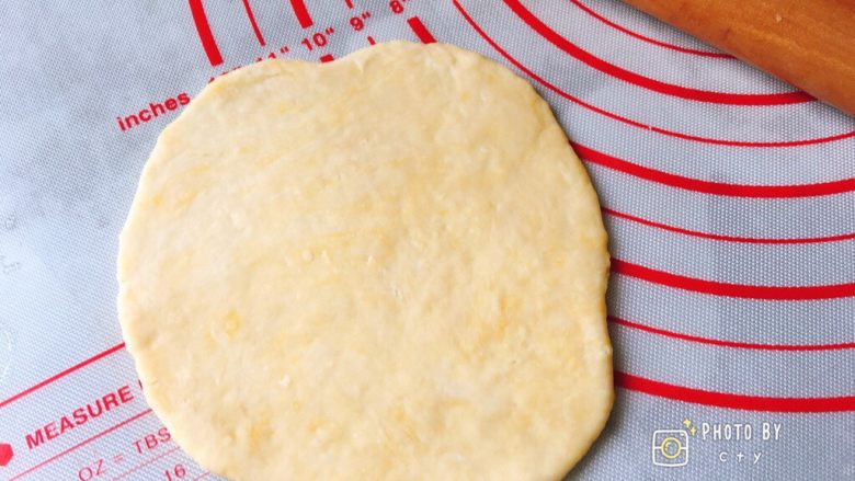 咸香芝麻饼,分割成45g的小面团，擀成正方形或者圆形。
