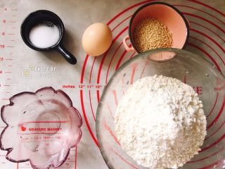咸香芝麻饼,准备材料：
鸡蛋连壳50g左右。
温水的温度温度大概是20度左右。