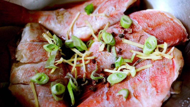 无油炸红鯛鱼,把所有的食材都加入切好花刀的红鯛鱼、腌制30分钟