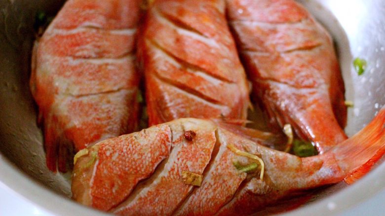 无油炸红鯛鱼,腌制好鱼以后、把腌制鱼的调料捡出来丢掉