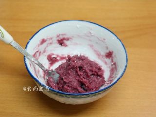 蓝莓水晶糕,蓝莓酱倒进碗里，加上少许淀粉拌匀