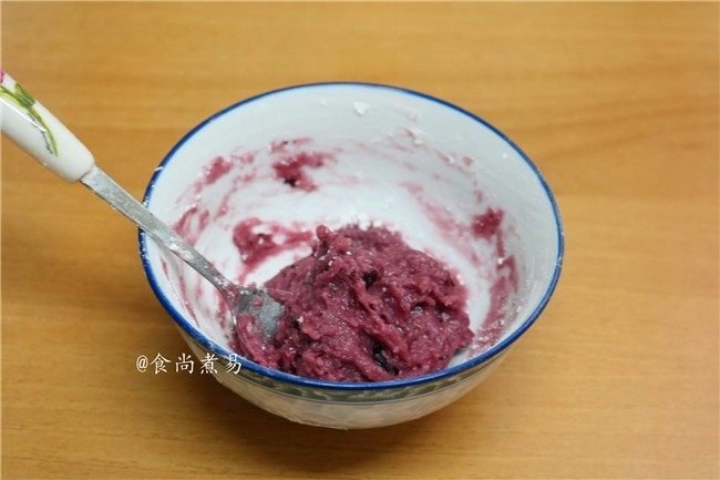 蓝莓水晶糕,<a style='color:red;display:inline-block;' href='/shicai/ 2868'>蓝莓酱</a>倒进碗里，加上少许淀粉拌匀