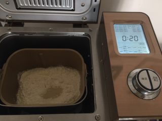 肉松面包（波兰种）,将波兰种和主面团（除黄油）材料放入面包机，启动和面程序，揉面25分钟，剩余10分钟时放入黄油