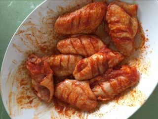 【吮指鸡翅】舌尖上的美味儿,其中拿出来多次搅拌，使调味料均匀附着在鸡翅上。