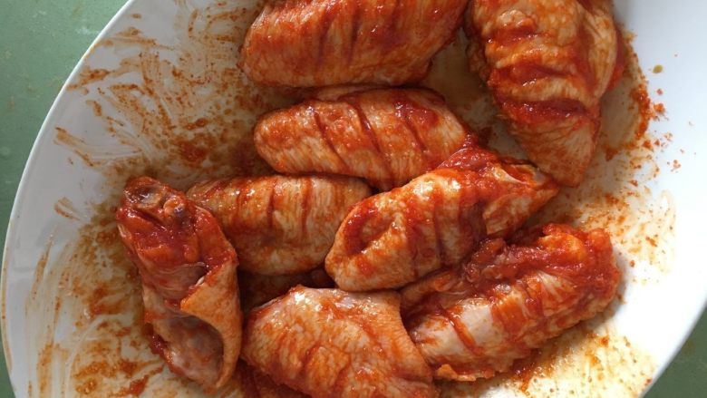 【吮指鸡翅】舌尖上的美味儿,其中拿出来多次搅拌，使调味料均匀附着在鸡翅上。
