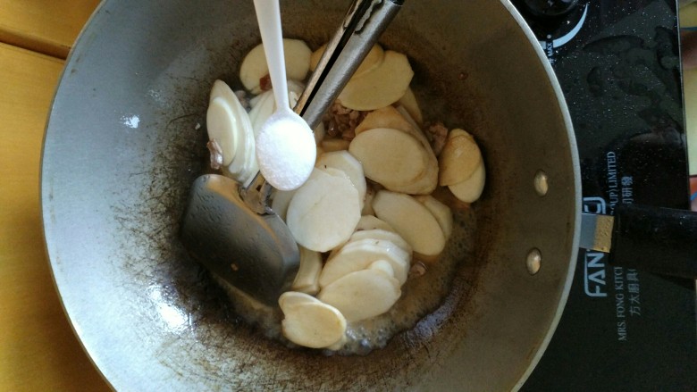 茭白炒肉片,加盐翻炒，可以加点水以免粘锅