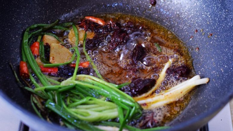 萝卜烧牛腩,佐料炒香后加入韩国辣酱小火炒制，炒出红油