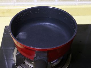 糖醋排骨,另起鍋，鍋中加入適量清水燒開