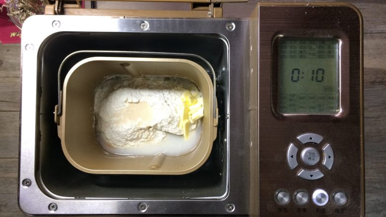 椰蓉面包小卷,将面团材料按顺序全部放入面包机内，设置和面10分钟，和面结束后静置松弛5分钟，继续设置和面15分钟。