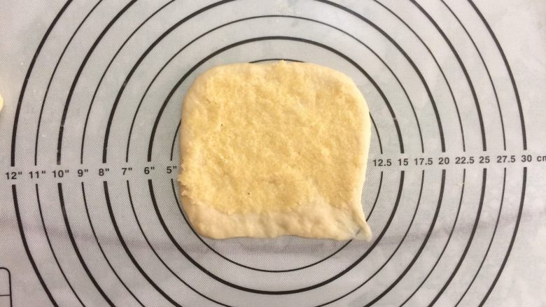 椰蓉面包小卷,取一面团擀成正方形，抹上椰蓉馅，留意底部收口处不要抹。
