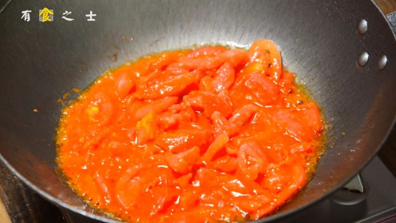 能吃下一盆米饭的------茄汁龙利鱼,在炒锅中放入食用油，烧热后放入番茄翻炒，油温越热，番茄可以炒的越红哟~