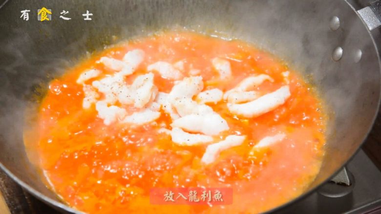能吃下一盆米饭的------茄汁龙利鱼,番茄炒好后，根据自己龙利鱼的数量，加入小半碗水左右~
烧开后，放入烫熟的龙利鱼~