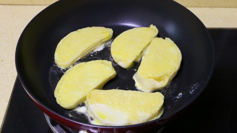 蛋煎馒头片,
裹上蛋液的馒头片放入平底锅中