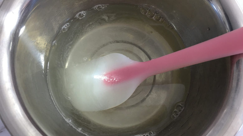 芒果水晶果冻,将吉利丁溶液搅拌均匀。