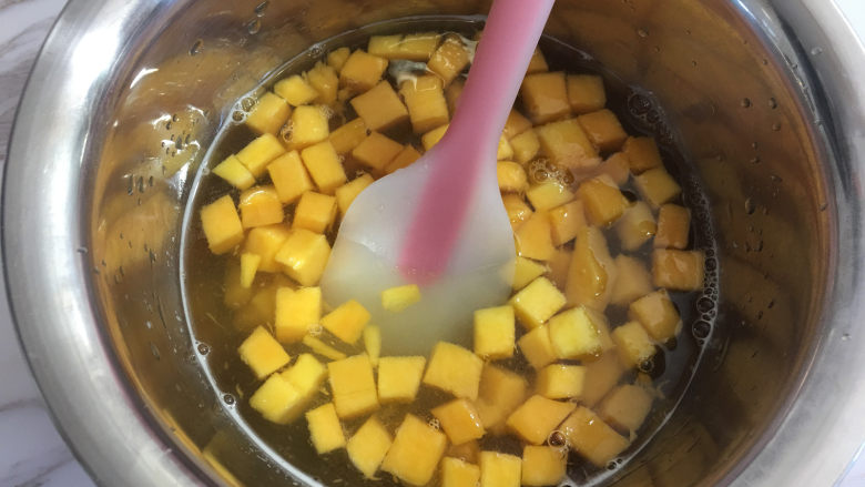 芒果水晶果冻,倒入芒果丁，搅拌均匀。