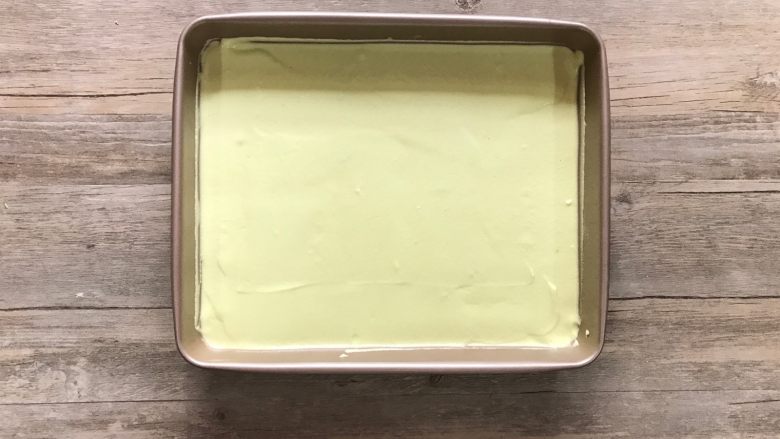 蛋糕夹心面包,将混合好的面糊倒入铺了油纸的盘内，用刮平稍加刮平，震两下模。