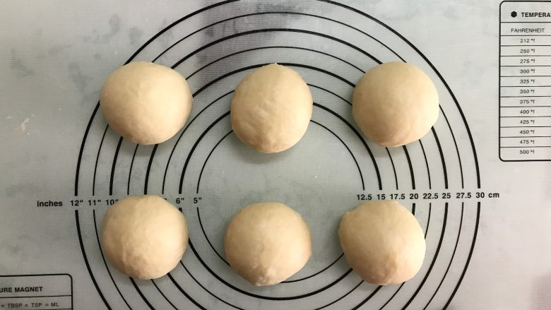 蛋糕夹心面包,取出一发好的面团，排气后分割成6份，滚圆后加盖保鲜膜松弛15分钟。