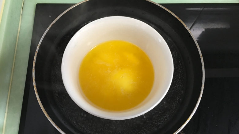 芒果、火龙果蛋挞,融化成液体，放温后备用。
