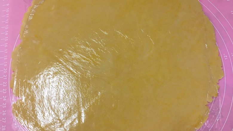 芒果、火龙果蛋挞,将面团从冰箱中取出，在面团表面盖一张保鲜膜，擀成厚3mm面饼。