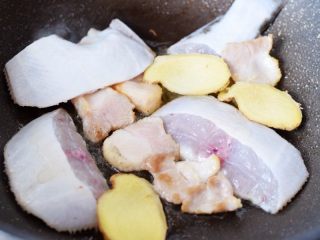 普宁豆酱煎鱼,再放入鱼块中小火慢煎至两面金黄；