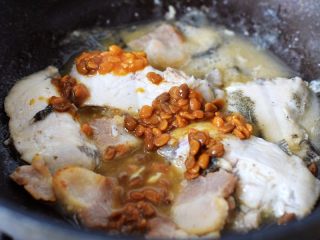 普宁豆酱煎鱼,待汤汁粘稠时即可装盘食用。