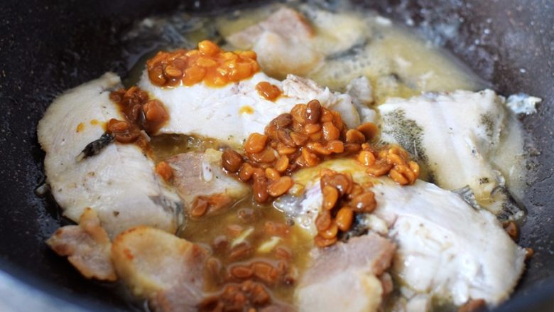 普宁豆酱煎鱼,待汤汁粘稠时即可装盘食用。