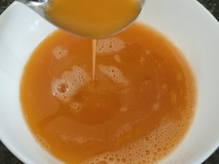 嫩蒸水蛋,尽量搅打的散一些，用勺子舀起能连贯的流动，不会出现黏连的疙瘩就好了。