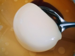 嫩蒸水蛋,用勺子舀就可以吃了，筷子是夹不住的。