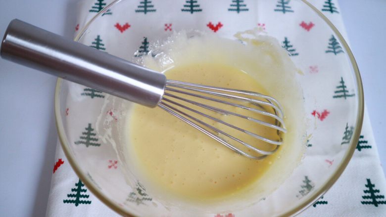抹茶提拉米苏,用打蛋器打发至细砂糖溶解，蛋液颜色变浅泛白