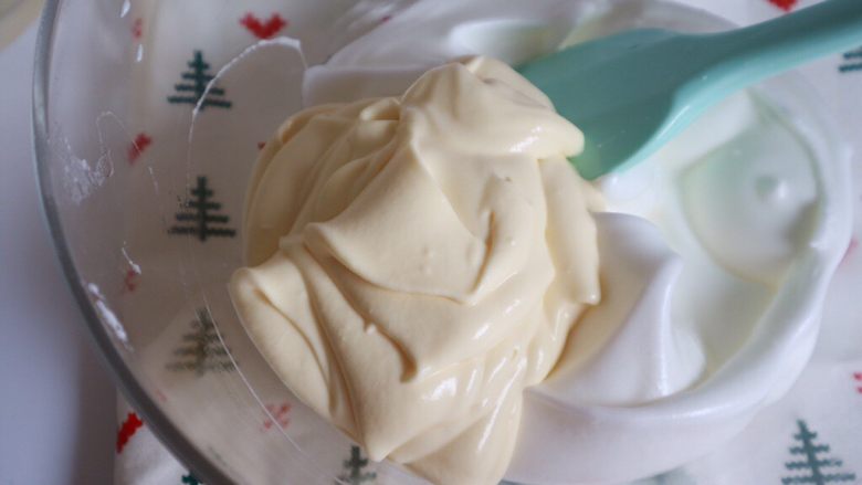 抹茶提拉米苏,分次将奶酪糊加入到蛋白霜中翻拌均匀