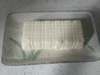 皮蛋豆腐,因为四角被划了口子，空气进入盒子里面，很容易盒子就被拿掉了。