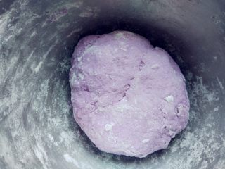 紫玫瑰馒头,取适量紫甘蓝汁（加少许紫甘蓝泥）和高筋粉、酵母粉、糖和油，大致揉成团