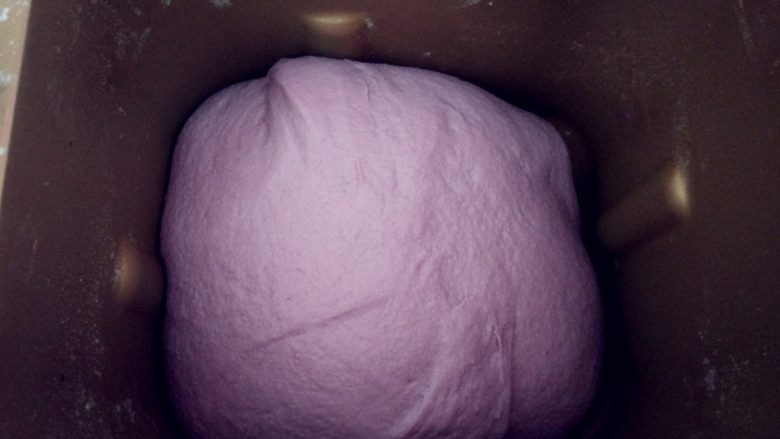 紫玫瑰馒头,用面包机揉匀后执行发酵程序