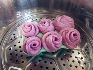 紫玫瑰馒头,二次发酵完成后，先小火将水烧至沸腾，再大火蒸5-8分钟即可