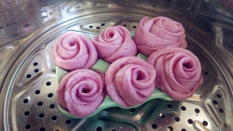 紫玫瑰馒头,二次发酵完成后，先小火将水烧至沸腾，再大火蒸5-8分钟即可