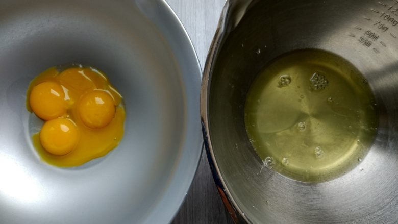 可可钢琴蛋糕,取两个鸡蛋，蛋清蛋黄分离。我这两个鸡蛋都是双黄蛋，这运气也是没谁了吧？：）蛋黄比例多，相对蛋清就比较少，不过没关系，只需要两片蛋糕体。