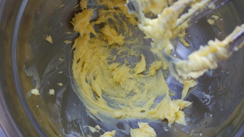 半熟蛋火腿咸马芬,用电动打蛋器将软化的黄油和糖粉打至顺滑