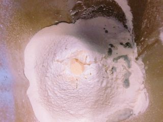 龙猫面包,面包机，最下面芝麻水，蛋液，盐和糖对角线放，中间筛入高粉，黄油室温软化好了放入，最高层，中间挖个洞，放入酵母，启动和面程序30分钟。
和好面后拿出来放盆里保鲜膜盖好一次发酵60分钟，我是直接选的面包机发酵程序60分钟。这90分钟我们同步做酥皮（龙猫肚皮）