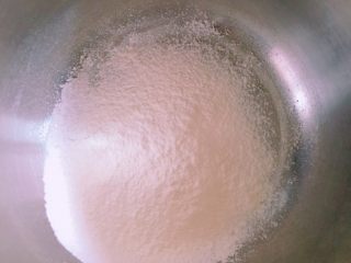龙猫面包,跟着筛入低筋面粉 用硅胶抹刀翻拌均匀