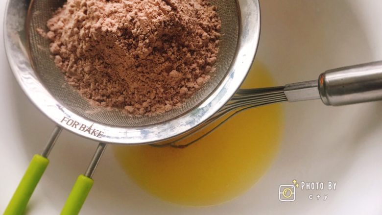 像棒棒糖的巧克力豆曲奇饼干,准备筛网，将粉类筛入之前混匀的液体里。