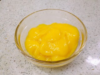 芒果雪糕,用料理机把芒果肉打成细腻的果泥。