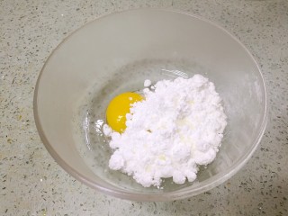芒果雪糕,鸡蛋黄倒入糖粉，滴几滴柠檬汁。