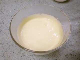 芒果雪糕,用打蛋器把蛋黄打至体积增大，颜色发白。