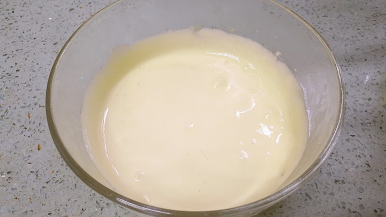 芒果雪糕,用打蛋器把蛋黄打至体积增大，颜色发白。