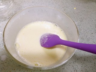 芒果雪糕,把牛奶倒入蛋黄酱中，边倒边快速搅拌，防止烫熟蛋黄。