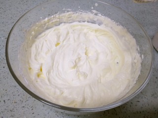 芒果雪糕,淡奶油打发至8成。