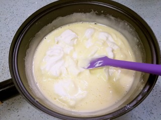 芒果雪糕,把打发好的奶油倒入牛奶蛋黄液。